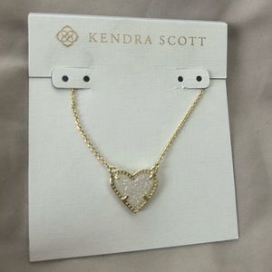 Kendra Scott heart necklace NEW with box and bow